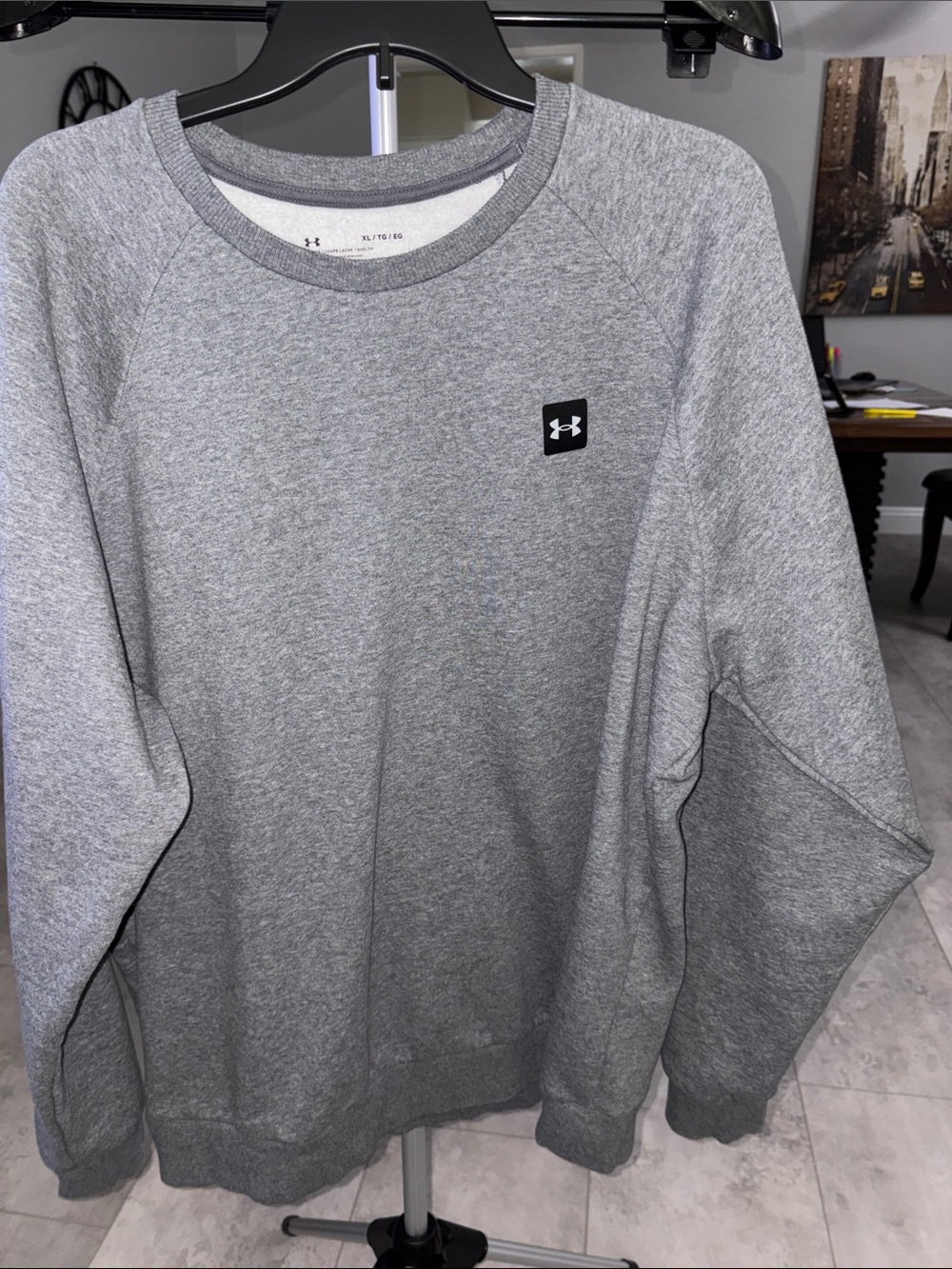 Under Armour Men's Light Gray Crewneck Fleece Sweatshirt. Size XL